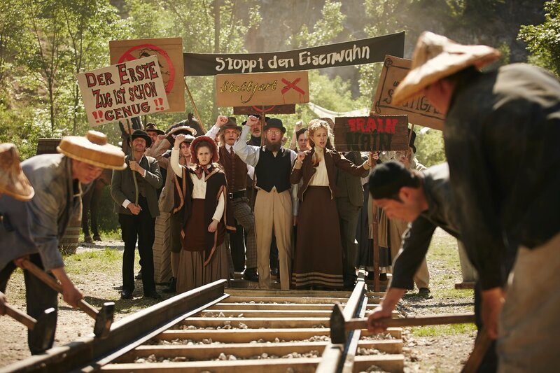 Das Demonstrieren gegen die Bahn hat eine lange Tradition. (Mit Holger Stockhaus, Max Giermann und Judith Richter) – Bild: ZDF und Kristof Galgoczi Nemeth.
