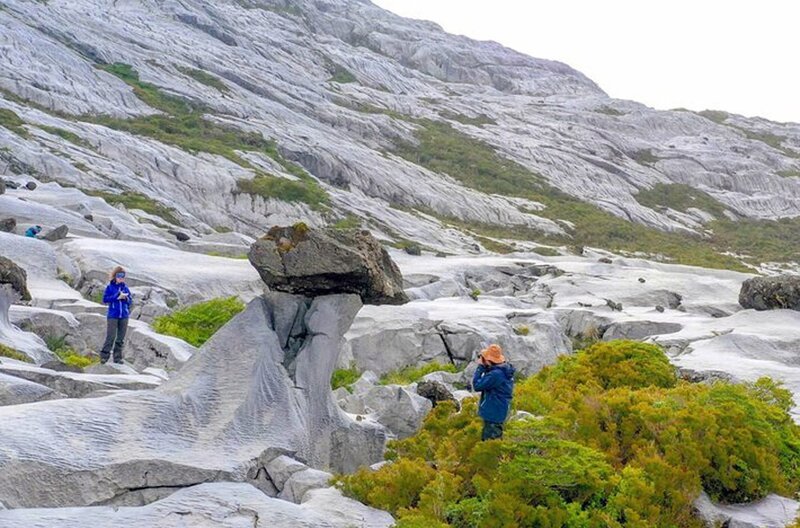 Die Isla Madre de Dios (Mutter-Gottes-Insel), ein kleiner, unbewohnter Felsarchipel in Patagonien im äußersten Süden Chiles. – Bild: phoenix/​ZDF/​ARTE France/​Bertrand Delapierre/​Centre Terre