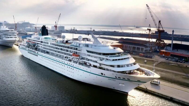 Kreuzfahrtschiff im Hafen. – Bild: ORF/ZDF Kreuzfahrtschiff im Hafen. – Bild: ORF/ZDF