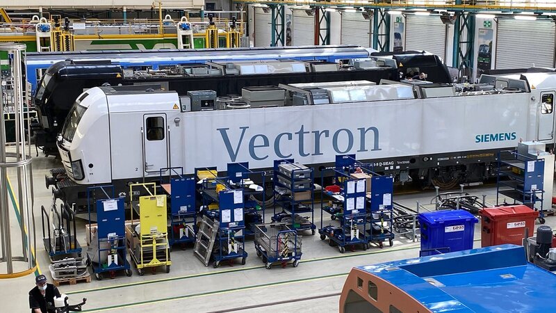 Die E-Loks der Marke Vectron werden von 700 Mitarbeitern auf einer Fläche von 40.000 Quadratmetern in München gebaut. – Bild: N24 Doku