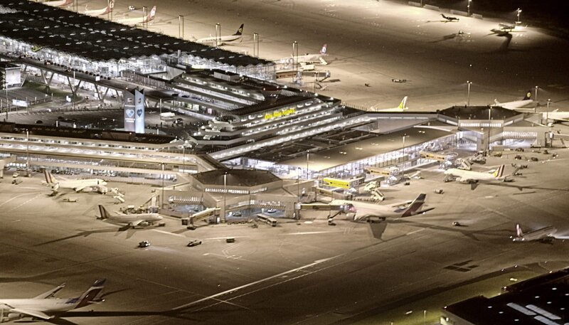 Der Flughafen Köln-Bonn ist der einzige Flughafen in NRW, der auch noch nachts angesteuert werden darf. – Bild: WDR/2Pilots Der Flughafen Köln-Bonn ist der einzige Flughafen in NRW, der auch noch nachts angesteuert werden darf. – Bild: WDR/2Pilots