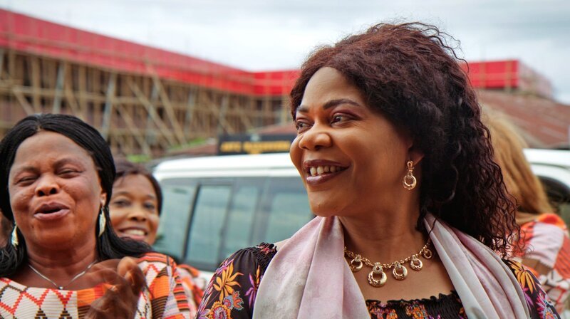 Princess Inyang Okokon, Sozialarbeiterin, auf einer Reise durch Nigeria. – Bild: SWR /​DOCDAYS Productions