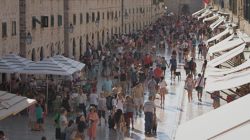 Die Besuchermengen in der Altstadt von Dubrovnik sollen besser verteilt werden. – Bild: ZDF und Christ Media./​Christ Media