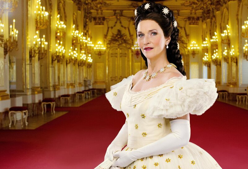 Maya Hakvoort als Elisabeth. – Bild: ORF/​VBW/​Moritz Schell