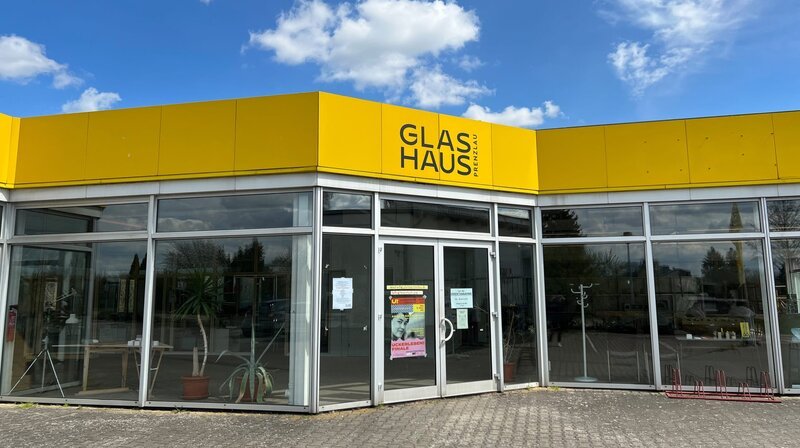 Die Uckermark braucht nicht nur Landschaft sondern auch Leben – vor allem für diejenigen, die dort zuhause sind. Dimitri Hegemann gibt Erfahrungen, Kontakte und Anstoß, loslaufen müssen die jungen Uckermärker dann aber von allein. – Ein altes Autohaus als Kulturzentrum in Prenzlau. – Bild: rbb/​Dagmar Lembke