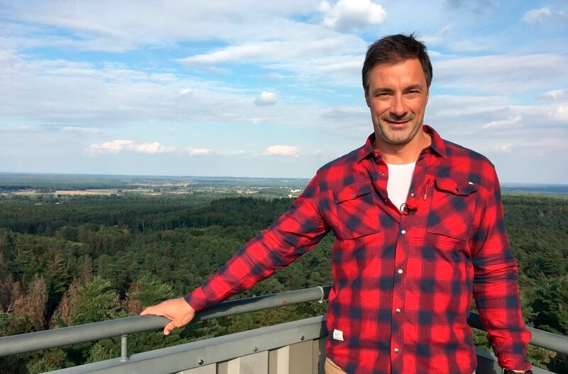 Vom 32 Meter hohen Aussichtsturm im Naturschutzgebiet Haard hat Moderator Marco Schreyl eine gute Aussicht. – Bild: HR/​WDR/​Marie Luise Ostwald