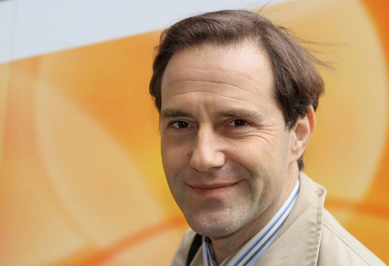 Stefan Kurt als Dr. Goetze – Bild: ZDF und SF