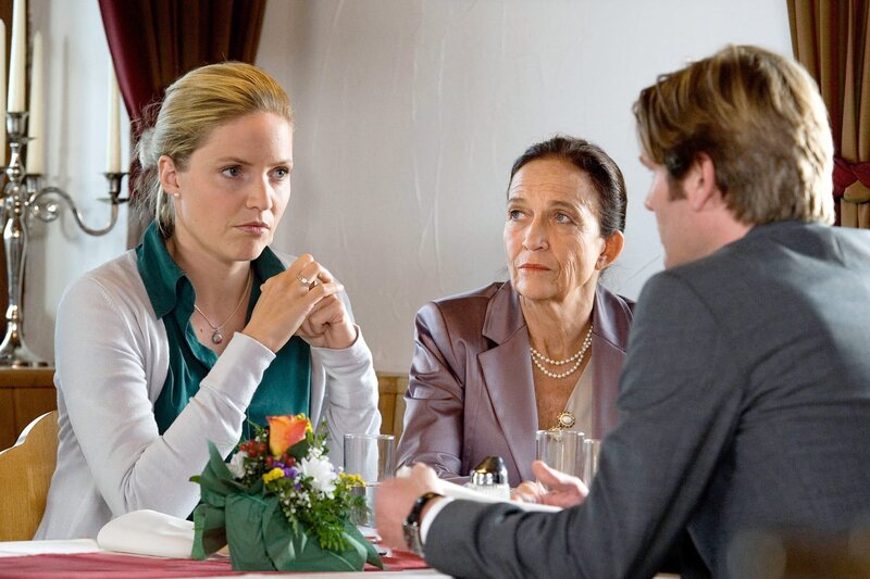 L-R: Caroline Kratky (Patricia Aulitzky), Adele Frank (Tatja Seibt) – Bild: ORF/​BEO-Film/​Stefanie Leo