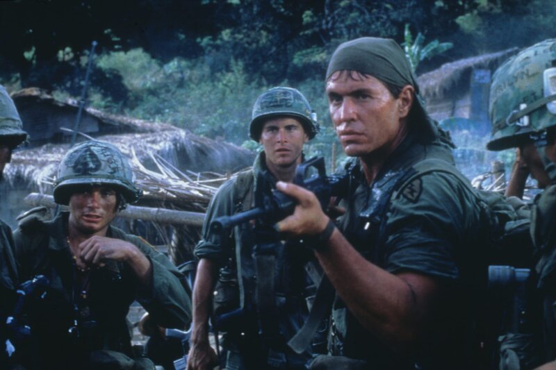 Sergeant Barnes (Tom Berenger, M.) vergreift sich auch an harmlosen Zivilisten … – Bild: Orion Pictures Corporation Lizenzbild frei Sergeant Barnes (Tom Berenger, M.) vergreift sich auch an harmlosen Zivilisten … – Bild: Orion Pictures Corporation Lizenzbild frei