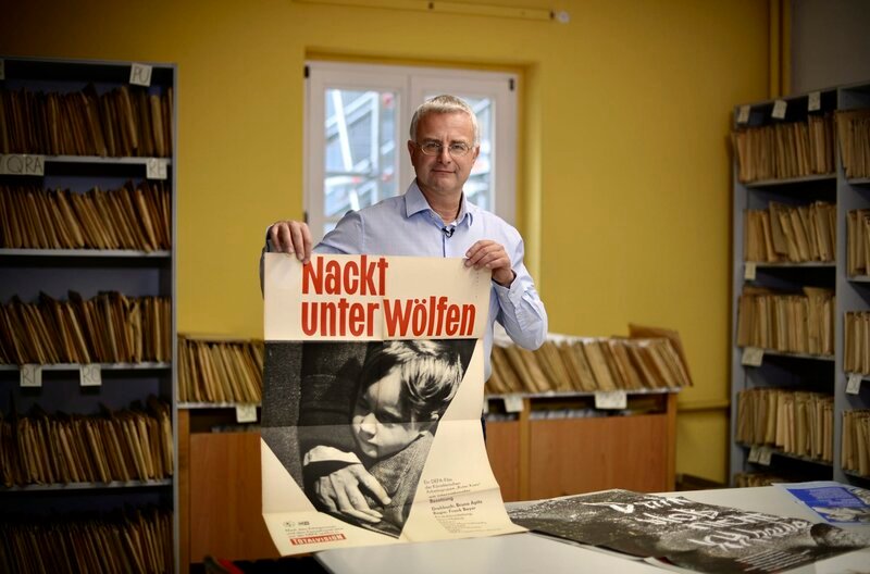 Prof. Dr. Patrick Rössler, Lehrstuhlinhaber für Kommunikationswissenschaft an der Universität Erfurt, erschließt einen einzigartigen Schatz: tausende original DEFA-Film-Werbematerialien, wie Plakate und Fotos, werden von ihm und seinen MitarbeiterInnen katalogisiert und archiviert. – Bild: MDR/ExtraVista/Bernd Sahling Prof. Dr. Patrick Rössler, Lehrstuhlinhaber für Kommunikationswissenschaft an der Universität Erfurt, erschließt einen einzigartigen Schatz: tausende original DEFA-Film-Werbematerialien, wie Plakate und Fotos, werden von ihm und seinen MitarbeiterInnen katalogisiert und archiviert. – Bild: MDR/ExtraVista/Bernd Sahling
