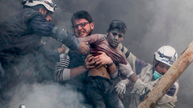 Kriegsfotograf Hosam Katan fotografiert eine Szene unmittelbar nach Bombenangriffen auf Aleppo – Bild: phoenix/​ZDF/​3sat