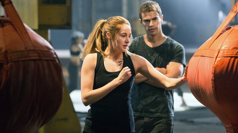 Die junge Tris (Shailene Woodley) entscheidet sich für die Furchtlosen und damit für ein knallhartes Training. Dass sie eine der gefürchteten Unbestimmten ist, die Tugenden aller Fraktionen hat, ahnt niemand.. (Foto, re.: Theo James)Die junge Tris (Shailene Woodley) entscheidet sich fĂĽr die Furchtlosen und damit fĂĽr ein knallhartes Training. Dass sie eine der gefĂĽrchteten Unbestimmten ist, die Tugenden aller Fraktionen hat, ahnt niemand.. (Foto, re.: Theo James) – Bild: RTL Zwei Die junge Tris (Shailene Woodley) entscheidet sich für die Furchtlosen und damit für ein knallhartes Training. Dass sie eine der gefürchteten Unbestimmten ist, die Tugenden aller Fraktionen hat, ahnt niemand.. (Foto, re.: Theo James)Die junge Tris (Shailene Woodley) entscheidet sich fĂĽr die Furchtlosen und damit fĂĽr ein knallhartes Training. Dass sie eine der gefĂĽrchteten Unbestimmten ist, die Tugenden aller Fraktionen hat, ahnt niemand.. (Foto, re.: Theo James) – Bild: RTL Zwei