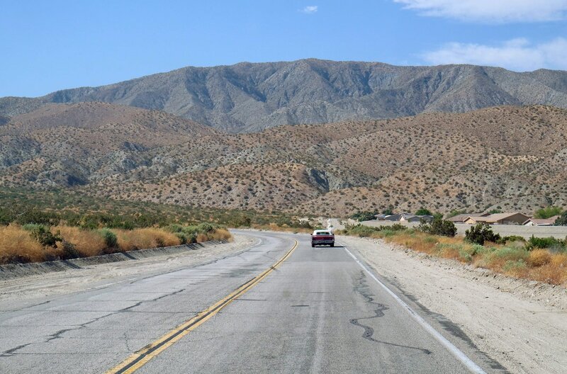Liberaces Leben verlief wie im Rausch, immer auf der Überholspur der Highways zwischen Los Angeles, Las Vegas und Palm Springs. – Bild: RB /​ © Kinescope Film /​ © Kinescope Film