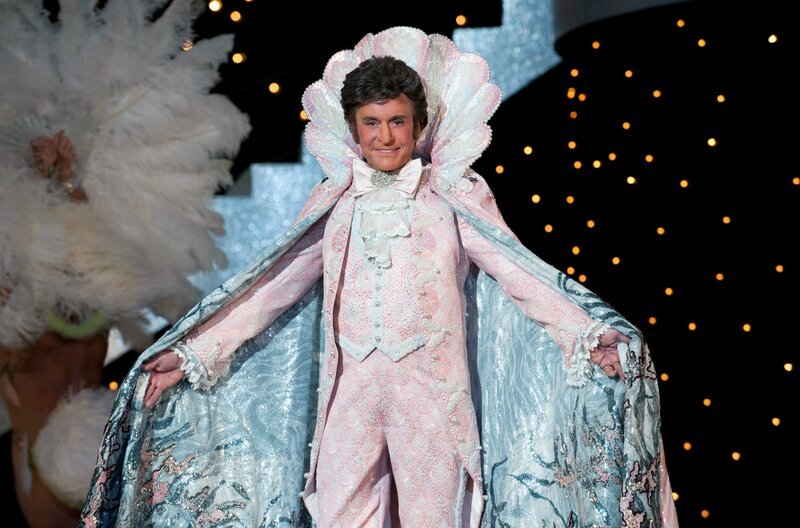 Liberace (Michael Douglas) liebt sein glamouröses Leben im Luxus. – Bild: ARD /​ © 2022 ARD/​Degeto /​ © 2022 ARD/​Degeto