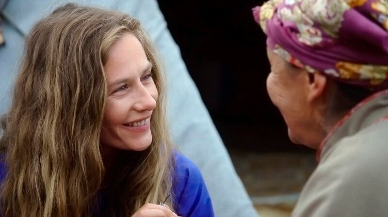 v. l. Cécile de France (Corine), Schamanin Oyun (Tserendarizav Dashnyam) – Bild: WDR/​Haut et Court/​3x7 Productions/​Tel France/​Scope Pictures