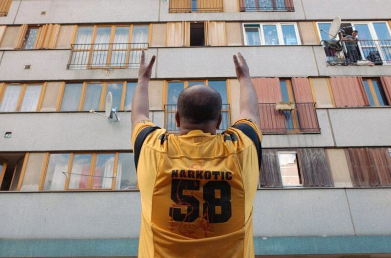 Zur ARTE-Sendung Paris, oder fast Ein Mann in Clichy-sous-Bois steht schreiend vor einem Wohnhaus: Die Szenen in Clichy-sous-Bois zeigen die Kultur des Viertels und die omnipräsente Gewalt. © Iconoclast Films Foto: ARTE France Honorarfreie Verwendung nur im Zusammenhang mit genannter Sendung und bei folgender Nennung „Bild: Sendeanstalt/​Copyright“. Andere Verwendungen nur nach vorheriger Absprache: ARTE-Bildredaktion, Silke Wölk Tel.: +33 3 90 14 22 25, E-Mail: bildredaktion@arte.tv – Bild: ARTE France /​ © Iconoclast Films /​ © Iconoclast Films