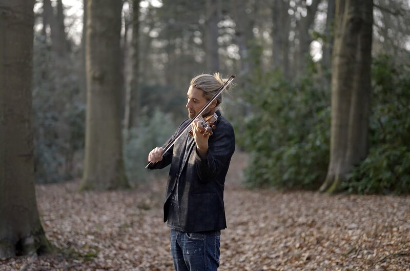 Egal wo, die Geige ist immer dabei: David Garrett. – Bild: Ulf Behrens/​Kinescope Films /​ Egal wo, die Geige ist immer dabei: David Garrett.