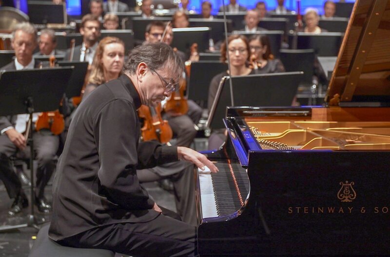Dass Musik uns immer dann berührt, wenn sie etwas Neuartiges eröffnet, zeigt der französische Pianist Pierre-Laurent Aimard: Er spielt das Klavierkonzert für die linke Hand und schreibt als zweihändiger Pianist die Geschichte Wittgensteins brillant fort. – Bild: HR /​ © HR