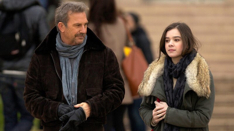 Ethan Renner (Kevin Costner) möchte seine verbleibende Zeit mit Tochter Zooey (Hailee Steinfeld) verbringen – Bild: RTL Zwei