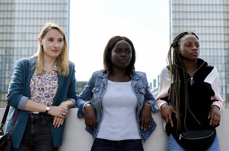 Frau Legin (Déborah François, li.), Sanou (Tracy Gotoas, Mi.) und Khady (Fanta Kebe, re.) blicken gemeinsam in die Zukunft. Was wird sie für die beiden Mädchen bringen und werden sich ihre Träume erfüllen? – Bild: Emmanuelle Jacobson-Roques/Incognita/ARTE F / © Emmanuelle Jacobson-Roques/Incognita/ARTE F Frau Legin (Déborah François, li.), Sanou (Tracy Gotoas, Mi.) und Khady (Fanta Kebe, re.) blicken gemeinsam in die Zukunft. Was wird sie für die beiden Mädchen bringen und werden sich ihre Träume erfüllen? – Bild: Emmanuelle Jacobson-Roques/Incognita/ARTE F / © Emmanuelle Jacobson-Roques/Incognita/ARTE F