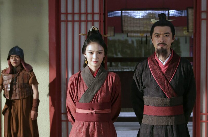 Kriegerin und Königin – Bild: Urban Canyons Ltd 2022 /​ Prinzessin Hao (Yi Zha, Mi.) und König Wu Ding (Shuai Fang, re.)