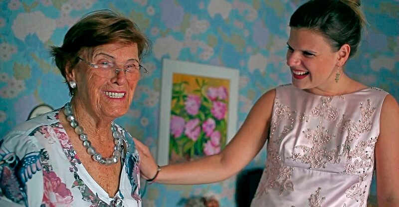 Fanny und Alex haben Spaß bei der Kleideranprobe. – Bild: SWR/​Oma Inge Film/​Monika Plura