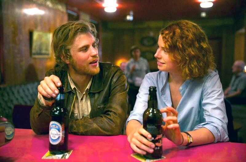 Pascal (Johnny Flynn) und Moll (Jessie Buckley) – Bild: MDR/​Channel Four Television Corporation /​ The British Film Institute /​ Agile Stray Beast Limited