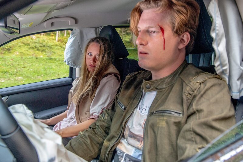Veronika Ernst (Lena Kalisch) und Samuel Thaler (Felix Everding) haben einen Unfall. – Bild: ZDF und Stefanie Leo./​Stefanie Leo