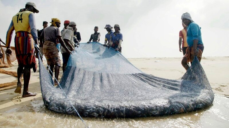Die traditionelle Strandfischerei auf Sri Lanka gerät immer mehr unter Druck. – Bild: phoenix/​ZDF