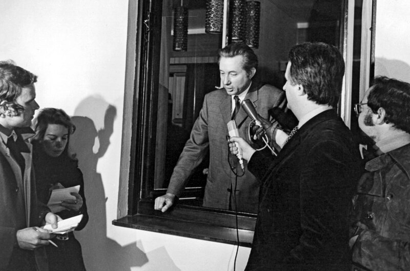 Der deutsche Millionär Theo Albrecht (M) gibt am 18.12.1971 nach seiner Freilassung durch seine Entführer eine Presseerklärung. Theo Albrecht war am 29.11.1971 entführt und erst nach der Zahlung von sieben Millionen Mark Lösegeld freigelassen worden. – Bild: phoenix/​WDR/​picture alliance