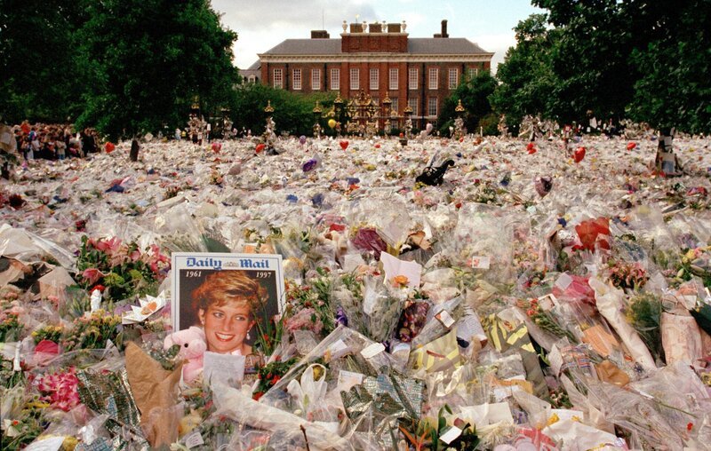 Die Blumen und die Trauernden neben Kensington-Palast in den Tagen nach der Beerdigung von Prinzessin Diana, London, England, September 1997 – Bild: SWR