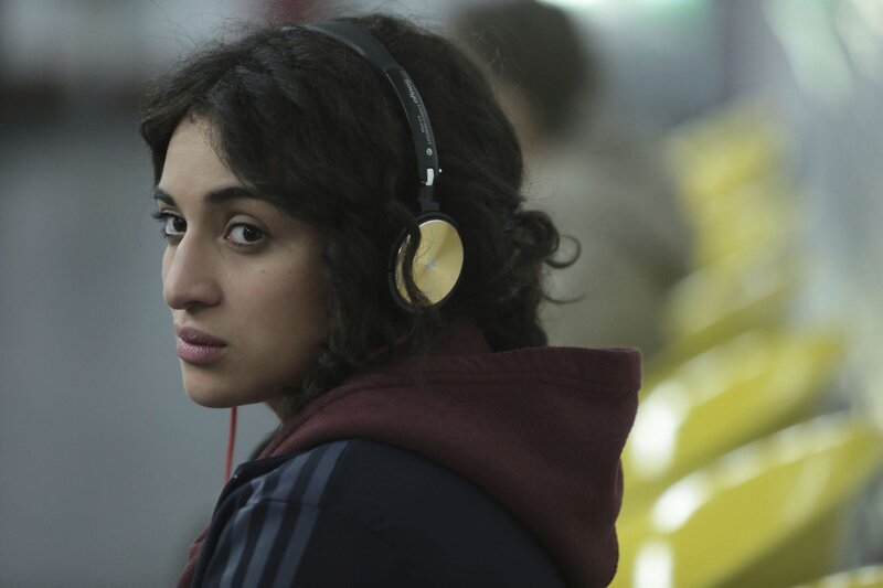Neïla (Camélia Jordana) auf dem Weg aus dem Banlieue zur Pariser Uni – Bild: SquareOne Entertainment