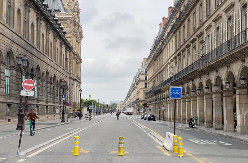 Die Rue de Rivoli in Paris ist für Autos gesperrt. – Bild: Johan von Mirbach /​ Die Rue de Rivoli in Paris ist für Autos gesperrt.