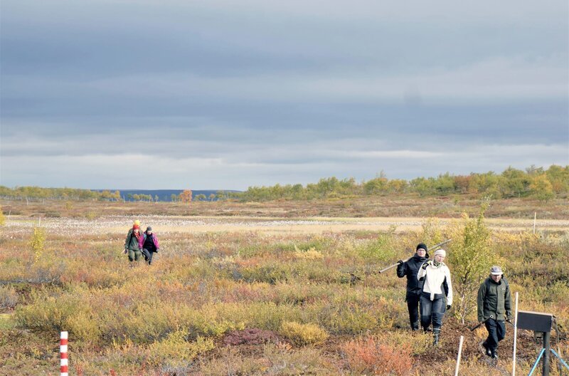 Das Forschungsteam der Universität Helsinki nähert sich seinem Ziel im Skalluvaara-Moor in Finnisch-Lappland. – Bild: arte