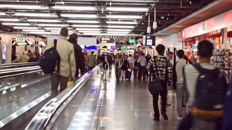 Selbst die Fußwege und Beförderungstechniken sind am Fraport auf die hier zusammentreffenden unterschiedlichen Nationalitäten und Kulturen ausgerichtet: Während ein Europäer beispielsweise nach rechts ausweicht, bevorzugen Asiaten den Umweg nach links. – Bild: WELT