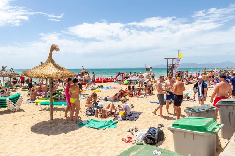 beach at gate 6 with promenade in Palma de Mallorca, called in German Ballermann – Bild: Kabel Eins