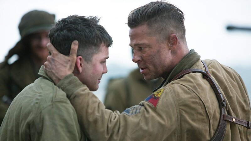 Der Zweite Weltkrieg neigt sich dem Ende zu. Die vierköpfige Besatzung des Panzers „Fury“ unter der Führung von Don „Wardaddy“ Collier (Brad Pitt, re.) gerät durch den unerfahrenen Neuling Norman Ellison (Logan Lerman, li.) in ernsthafte Gefahr. – Bild: RTL Zwei