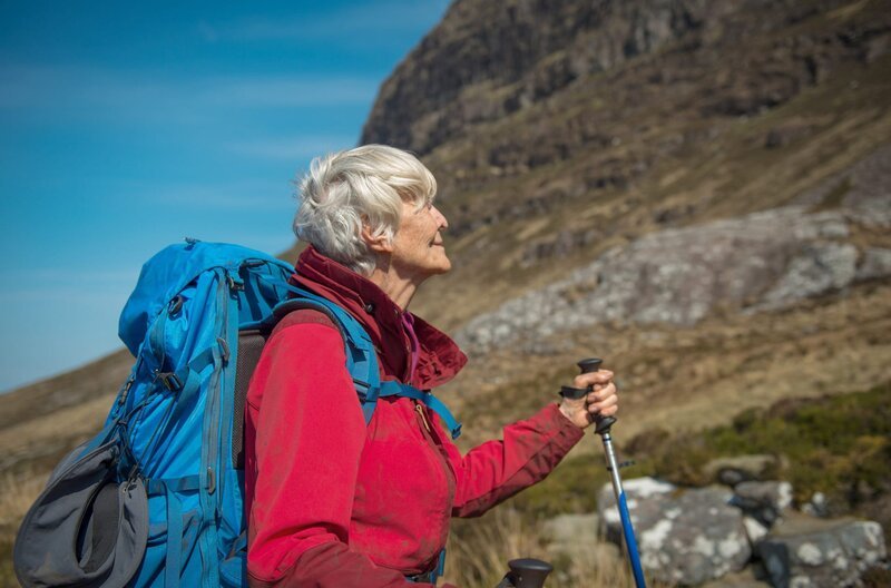 Edie (Sheila Hancook) ist dabei, den Suilven zu erklimmen. Optimistisch schaut sie zum Gipfel des Berges hinauf. – Bild: arte