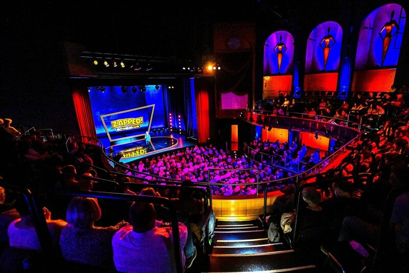 Michael Mittermeier LIVE: Zapped! – Bild: RTL /​ Dirk Zengel /​ Michael Mittermeier live – Zapped! Ein TV-Junkie kehrt zurück Teil 1