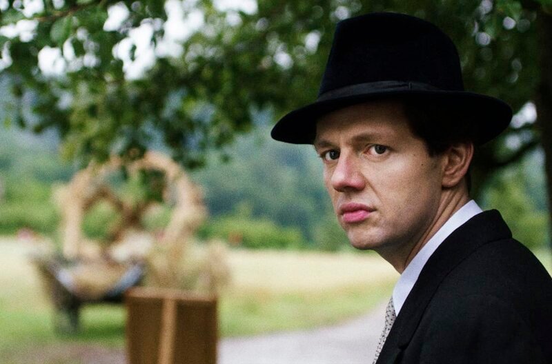 Am 8. November 1939 wird ein Mann an der Grenze zur Schweiz wegen des Besitzes verdächtiger Gegenstände festgenommen. Nur Minuten später explodiert im Münchner Bürgerbräukeller unmittelbar hinter dem Pult, an dem Hitler seine Jubiläumsrede hielt, eine Bombe. Der festgenommene Mann ist Georg Elser, ein Schreiner aus dem schwäbischen Königsbronn. – Georg Elser (Christian Friedel), ein Außenseiter in seinem Heimatdorf Königsbronn. – Bild: SWR/Bernd Schuller Am 8. November 1939 wird ein Mann an der Grenze zur Schweiz wegen des Besitzes verdächtiger Gegenstände festgenommen. Nur Minuten später explodiert im Münchner Bürgerbräukeller unmittelbar hinter dem Pult, an dem Hitler seine Jubiläumsrede hielt, eine Bombe. Der festgenommene Mann ist Georg Elser, ein Schreiner aus dem schwäbischen Königsbronn. – Georg Elser (Christian Friedel), ein Außenseiter in seinem Heimatdorf Königsbronn. – Bild: SWR/Bernd Schuller