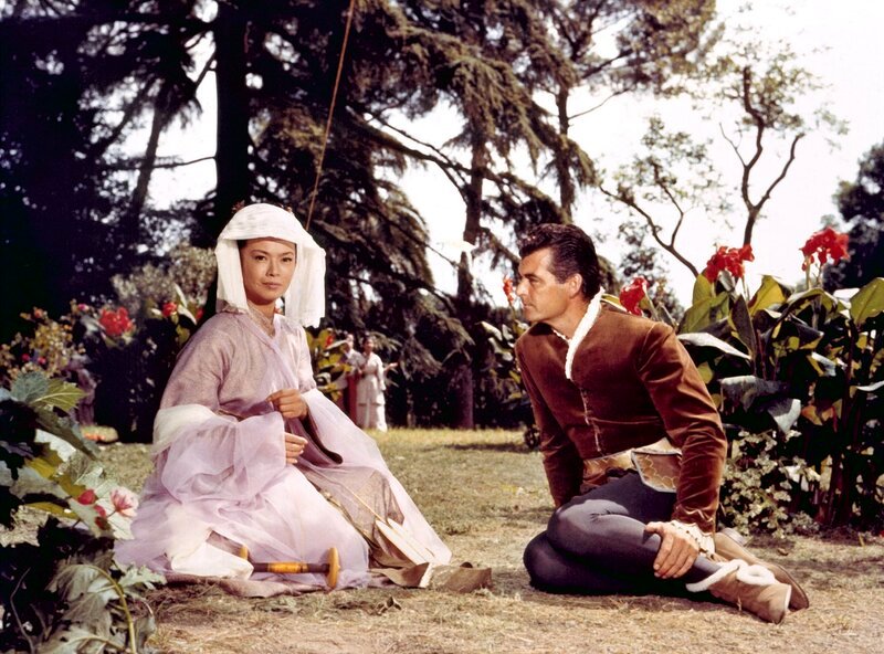 Am Hof des Großen Khan in Peking verliebt sich der venezianische Weltreisende Marco Polo (Rory Calhoun) in Prinzessin Amuray (Yoko Toni). – Bild: MDR/Colosseo Film Am Hof des Großen Khan in Peking verliebt sich der venezianische Weltreisende Marco Polo (Rory Calhoun) in Prinzessin Amuray (Yoko Toni). – Bild: MDR/Colosseo Film