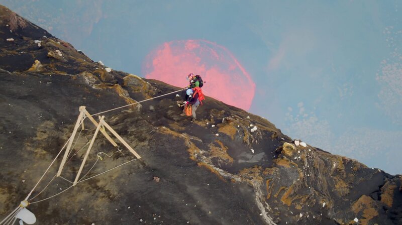 Forschungsexpedition zu einem aktiven Lava-See auf dem Archipel von Vanuatu: Über 400 Meter in die Tiefe seilen die Wissenschaftler ab, um Proben zu entnehmen. – Bild: Phoenix/​ZDF und Alex Ranken, John Paul C