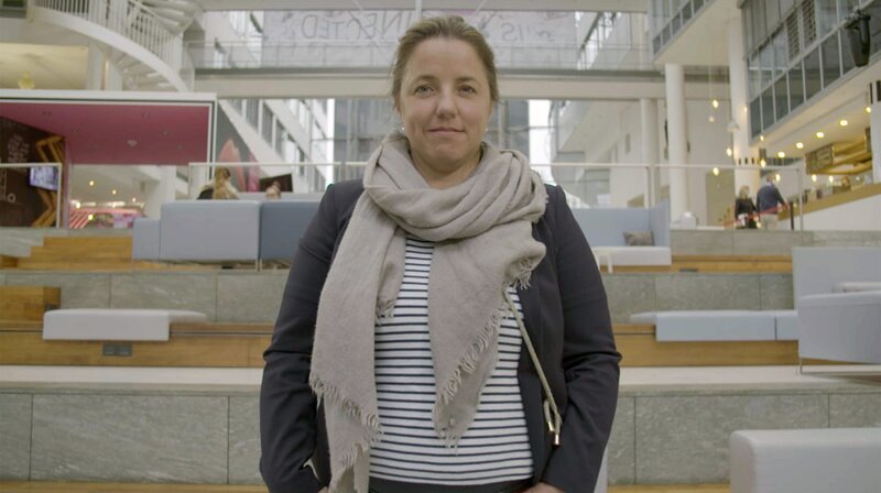 Dr. Karin Gallas, Senior Vice President HR, Deutsche Telekom, Mutter von 4 Kindern. – Bild: SWR Dr. Karin Gallas, Senior Vice President HR, Deutsche Telekom, Mutter von 4 Kindern. – Bild: SWR