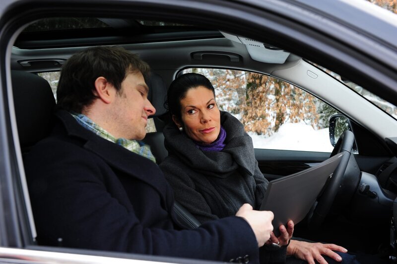 Jan Augustin (Mark-Alexander Solf, l.); Doris (Simone Ritscher, r.) – Bild: ARD /​ Ann Paur Lizenzbild frei