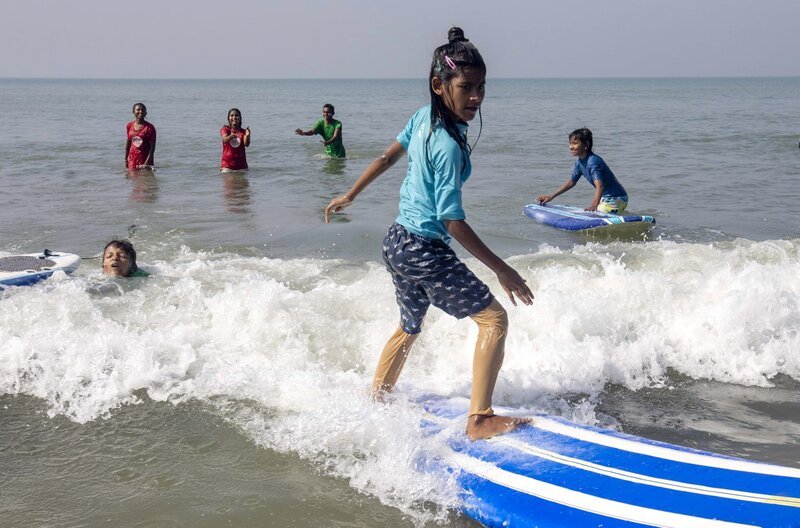 Beim Surfen fühlen sich die Mädchen frei, träumen von einer besseren Zukunft und können den sozialen Druck vergessen, dem sie in Bangladesch ausgesetzt sind. – Bild: arte