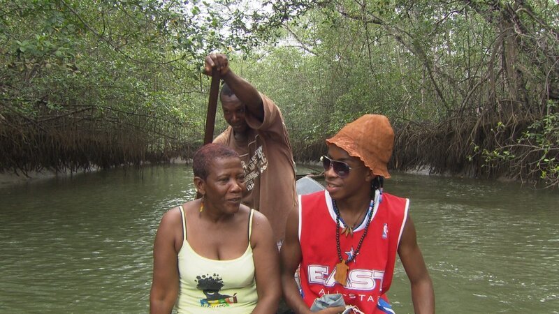Die Afrokolumbianerin mit dem deutschen Namen, Josefina Klinger, zeigt Bombi, dem Jungen aus den Slums Medellins die Schönheit der Heimat ihrer Vorfahren – den Chocó – Bild: ZDF und SWR.