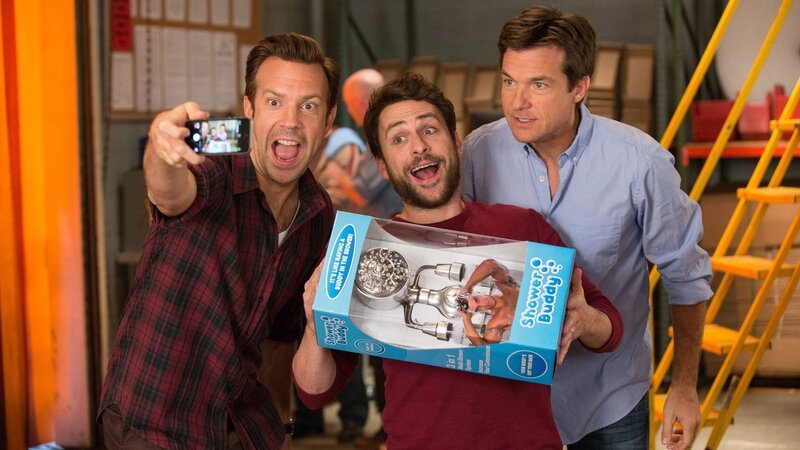 Drei Knallköpfe mit Duschkopf, l-r: Jason Sudeikis als Kurt Buckman, Charlie Day als Dale Arbus, Jason Bateman als Nick Hendricks – Bild: RTL Zwei Drei Knallköpfe mit Duschkopf, l-r: Jason Sudeikis als Kurt Buckman, Charlie Day als Dale Arbus, Jason Bateman als Nick Hendricks – Bild: RTL Zwei