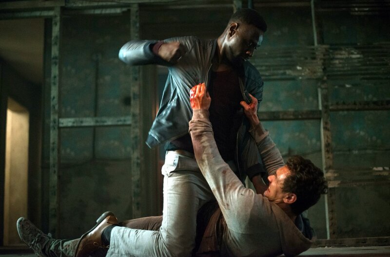 Tom (James Franco, unten) bekommt es mit dem Drogendealer Khan (Omar Sy) zu tun. – Bild: ZDF und ARD Degeto/​Splendid.