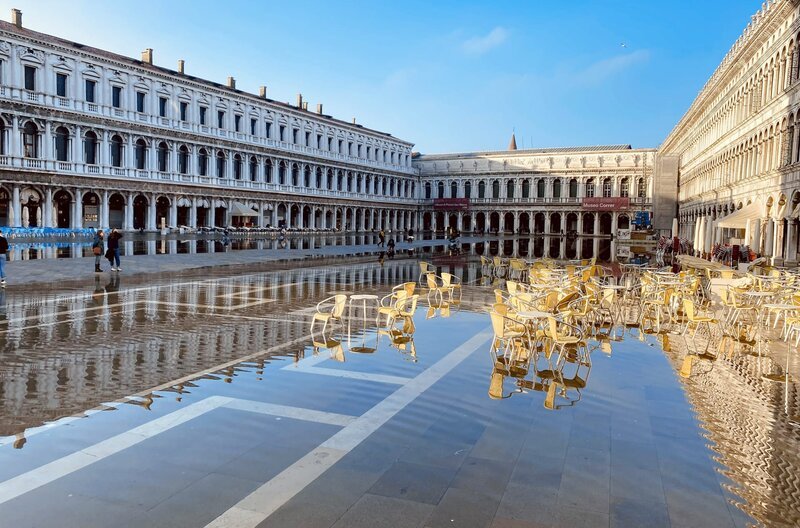 Der Markusplatz während des jährlichen winterlichen Hochwassers „Acqua alta“ in Venedig – Bild: arte