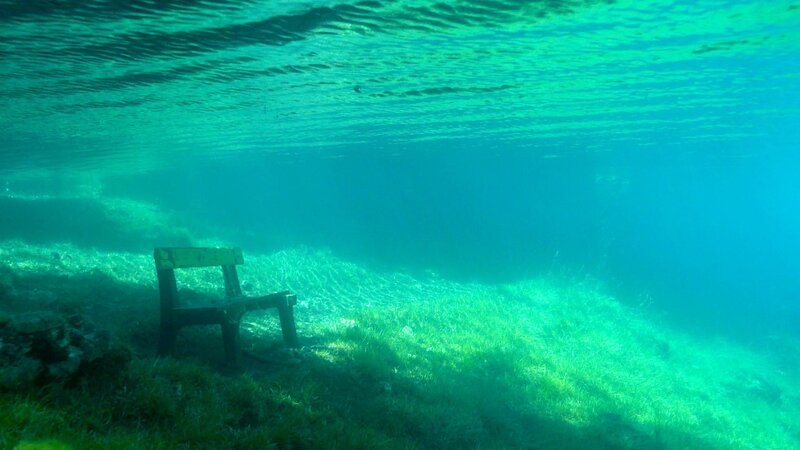 Wie ein „Atlantis der Alpen“ zeigt sich die versunkene Welt des Grünen Sees während des Wasserhochstandes. – Bild: ORF/​Unafilm